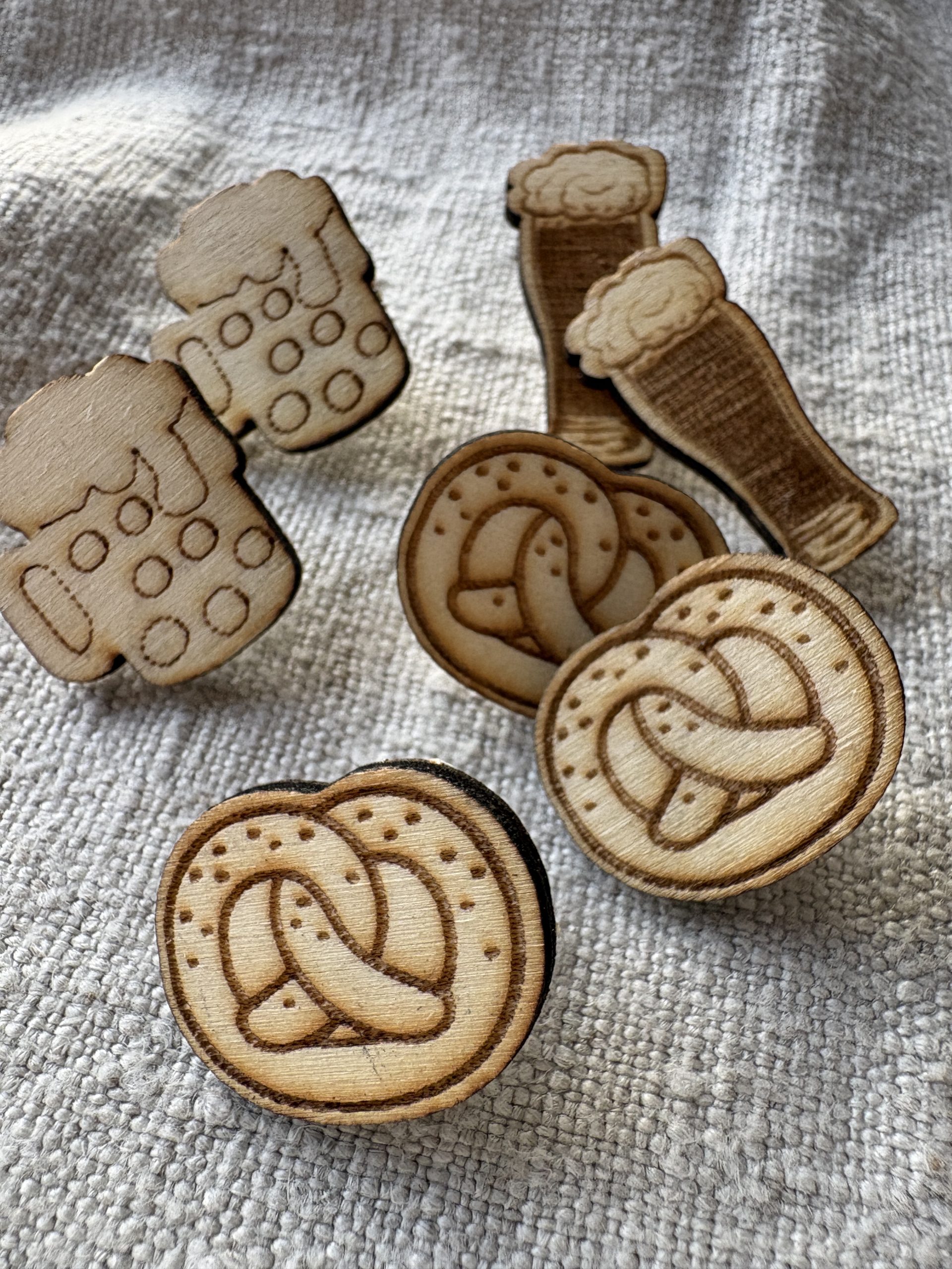 Ansteck-Pin Holz – Bild 3