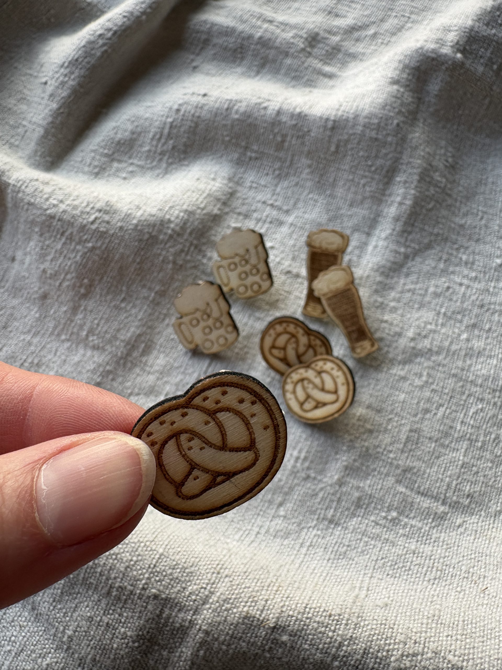 Ansteck-Pin Holz – Bild 5